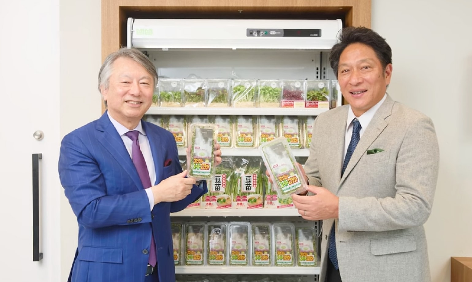 ブロッコリー スーパースプラウトを手に持つ村上社長と原監督