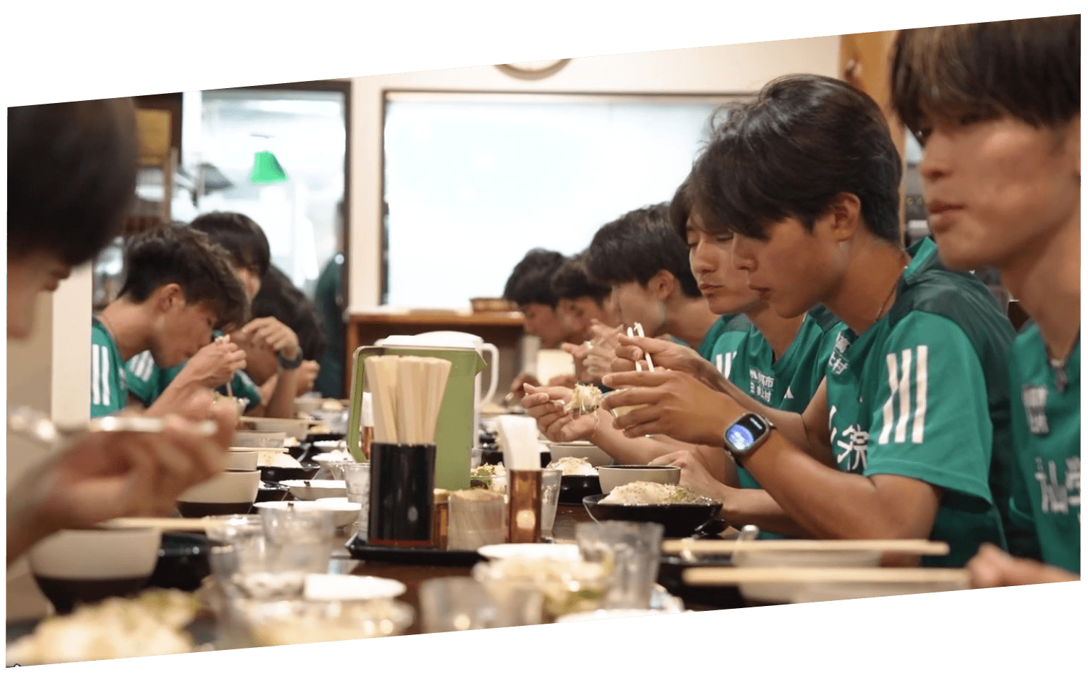 部員たちが食事をとる様子