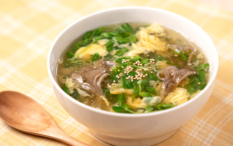 豆苗と舞茸のふわふわ卵スープ