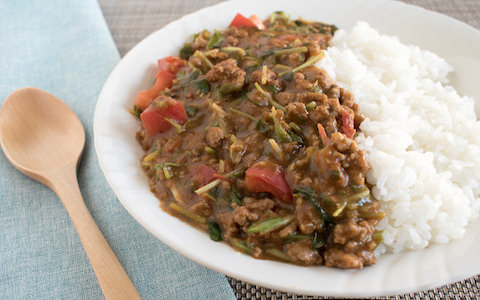 豆苗とトマトのキーマカレー