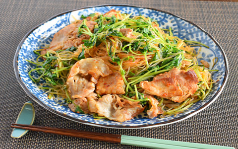 豆苗と豚肉のピリ辛春雨炒め