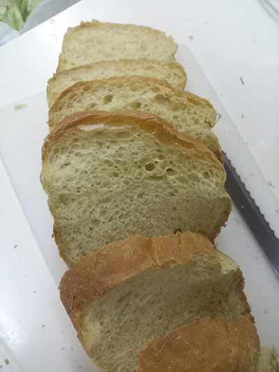ほんのり緑の豆苗パン